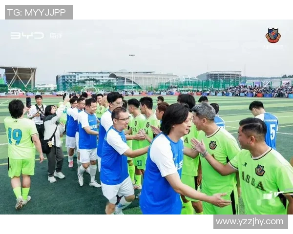 足球明星队齐聚一堂合影留念展现团结与友谊的精彩瞬间